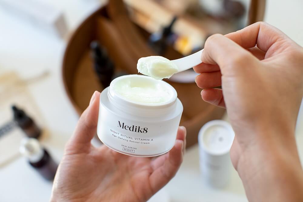 Medik8 Intelligent Retinol Smoothing Night Cream Krem z retinolem 0,2 % usuwający oznaki starzenia 50 ml