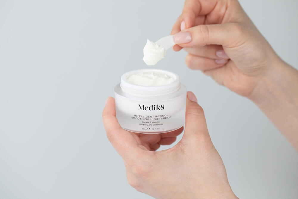 Medik8 Intelligent Retinol Smoothing Night Cream Krem z retinolem 0,2 % usuwający oznaki starzenia 50 ml