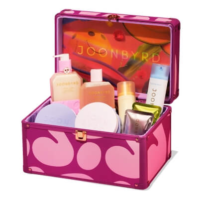 Joonbyrd Guilty Treasures Chest ZESTAW Żel pod prysznic 350 ml + Balsam do ciała 300 ml + Serum 100 ml + Masło do ciała 200 ml + Krem do rąk 50 ml + Bransoletka 2 szt