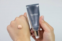 Medik8 Crystal Retinal 3 + Daily Refresh Balancing Toner ZESTAW Stabilne serum na noc o średniej mocy z aldehydem retinowym 30 ml + Nawadniający tonik bez zawartości alkoholu 150 ml + Kosmetyczka 1 szt