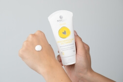 BasicLab Pielęgnacja Skóry Suchej ZESTAW Serum z Trehalozą 10% i Peptydem 5%, 15 ml + Krem nawilżający - bogata konsystencja 75 ml + Odżywczo-nawilżająca pomadka 4g