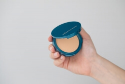 Colorescience Natural Finish Pressed Foundation SPF 20 Minerały prasowane w kompakcie kolor Light Ivory (Butter) 12 g