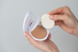 Sesderma Screenses Compacto SPF 50 Przeciwsłoneczny kompakt koloryzujący SPF 50 (kolor light) 10 g