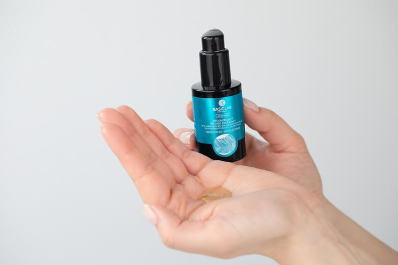 BasicLab Nawilżenie i Wygładzenie Regenerujący peeling kwasowy 30 ml