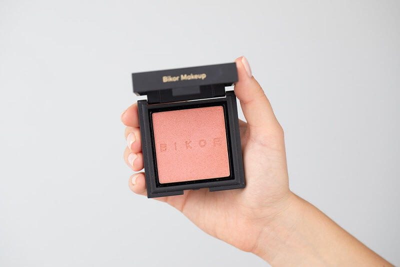 Bikor Como Blush Róż - N°4 Summer Glow Satined (satynowy, opalizujący róż) 8 g