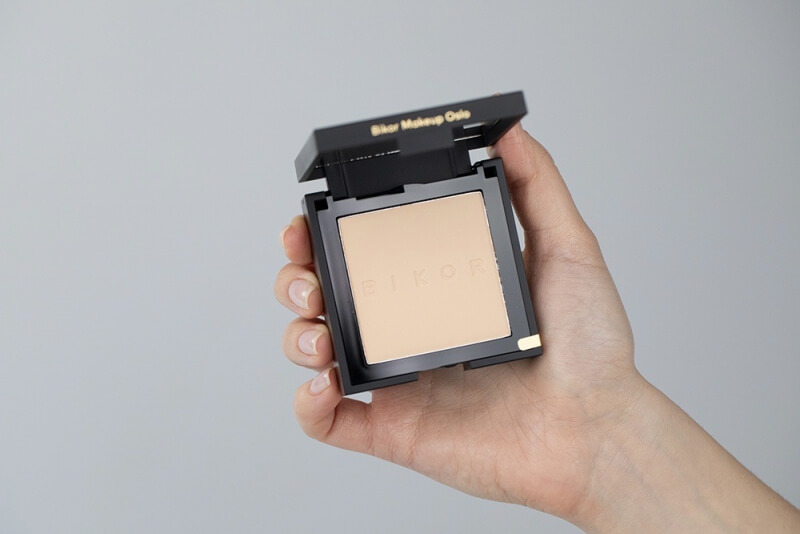 Bikor Oslo Compact Powder Puder - N°4 Instant awake (jasny miodowy) 8 g