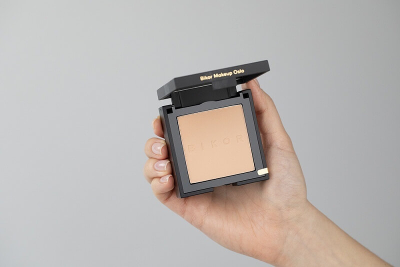 Bikor Oslo Compact Powder + Bikor Pro Brush N°1 ZESTAW Puder - N°5 Honey (miodowy) 8 g + Pędzel do pudru naturalne włosie 1 szt.