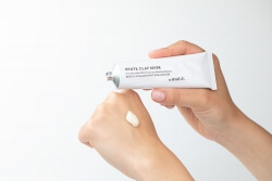 By Mukk White Clay Mask Głęboko oczyszczająca maseczka do twarzy 60 ml
