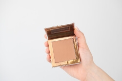 Fake Bake Bronzing Set ZESTAW Puder brązujący 8 g + Pędzel do nakładania pudru 1 szt