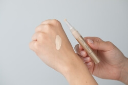Jane Iredale Active Light Korektor pod oczy i rozświetlacz do twarzy w płynie (No1) 2 g