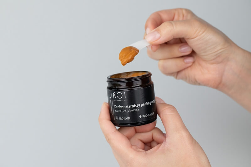Koi Eliksir Nawilżający + Drobnoziarnisty Peeling ZESTAW Roślinne komórki macierzyste, peptydy, kwas hialuronowy 30 ml + Morela, len, alantoina 60 ml