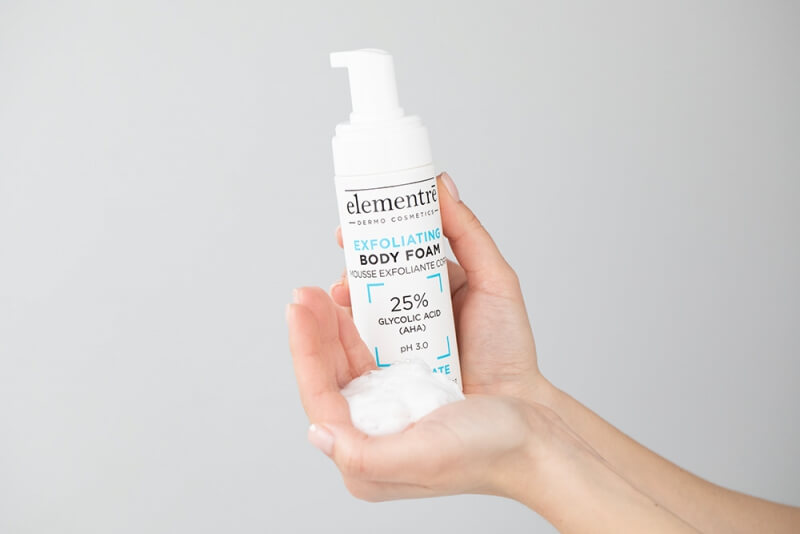 Elementre Exfoliating + Nourishing + Illuminating ZESTAW Oczyszczająca pianka do ciała 120 ml + Krem odżywczy 50 ml + Serum z 30% kompleksem witaminy C, 30 ml GRATIS