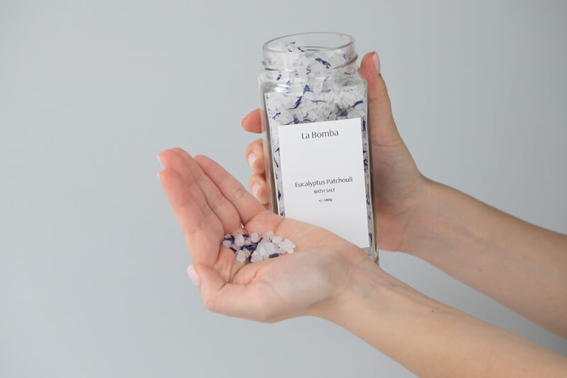 La Bomba Eucalyptus Patchouli + Discovery Set + Monoi - Travel Size ZESTAW Sól do kąpieli 580 g + Kostki peelingujące 4x40 g + Olej Monoi 90 g