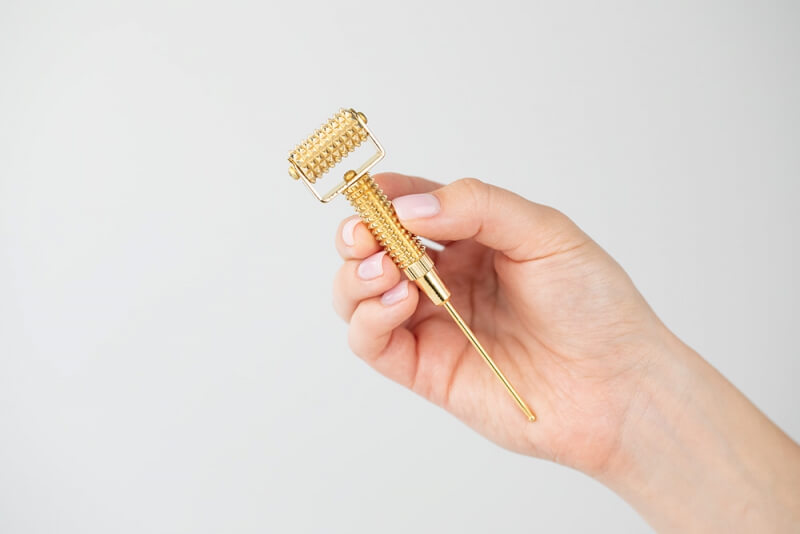 Easy Livin Gold Derma Roller Roller z miedzi niwelujący zmęczenie i stres 1 szt.