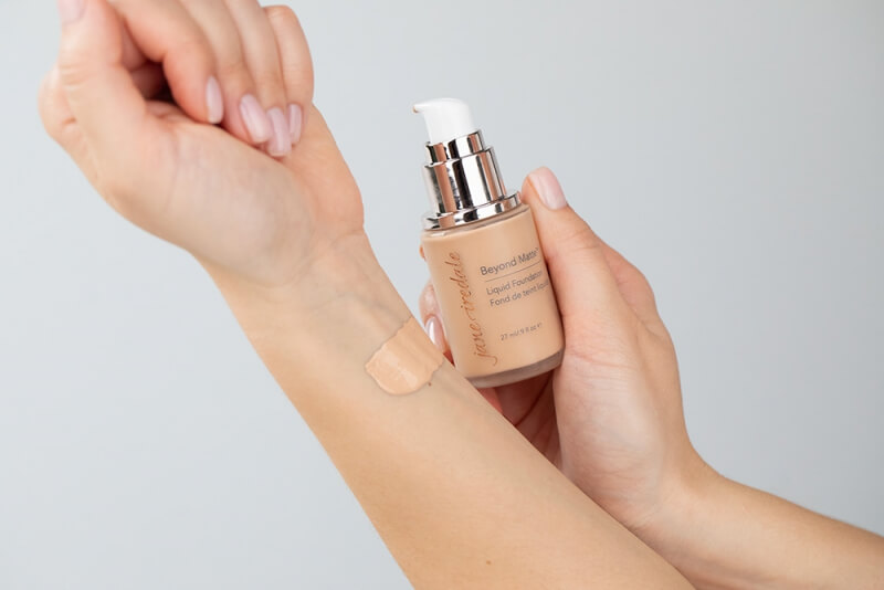 Jane Iredale Beyond Matte™ Liquid Foundation Wielozadaniowy i długotrwały podkład (M4 - light to medium with neutral undertones ) 27 ml