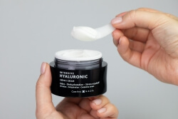 Esthederm Zestaw Intensywnie Nawilżający ZESTAW Krem nawilżający ze skoncentrowanym kwasem hialuronowym 50 ml + Zaawansowany żel pod oczy z kwasem hialuronowym 15 ml