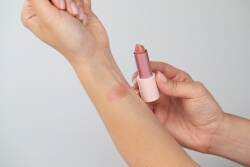 RVB LAB Make Up Volumising Lip Balm Intensywnie wypełniająca pomadka (nr 45) 3,7 g