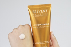 Selvert Thermal Hand Cream + Vitalizing Body Emulsion + Plażowa Torba I Love Topestetic ZESTAW Krem do rąk 75 ml + Emulsja na ciało 200 ml + Torba (kolor naturalny ) 1 szt