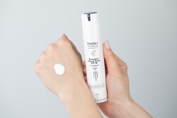 Dermomedica Pielęgnacja Skóry z Przebarwieniami ZESTAW Serum z witaminą C, Argireliną®, witaminą E 30ml + Przeciwstarzeniowy krem z resweratrolem i filtrem 60 ml + Kosmetyczka 1 szt