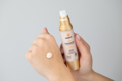 Sesderma Pielęgnacja Rozświetlająca Skóry z Przebarwieniami ZESTAW Serum do twarzy z witaminą C 30 ml + Krem żel 50 ml + Rewitalizująca maska 30 ml + Płyn oczyszczający, liposomowy 200 ml