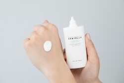 Skin1004 Centella Tea-Trica Soothing Sun Milk SPF 50+ PA++++ Lekki krem z filtrem dla cery trądzikowej 50 ml