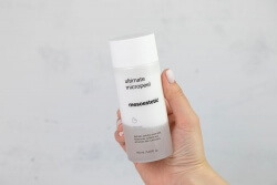 Mesoestetic Ultimate Micropeel Zabieg mikrozłuszczający wygładzając niedoskonałości oraz zwiększając natychmiastowy blask i miękkość 150 ml