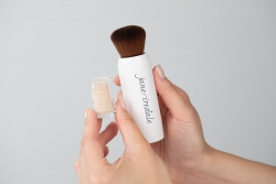 Jane Iredale Amazing Base Brush SPF 20 Sypki puder mineralny z pędzlem (kolor Bisque) 5 g