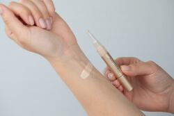 Jane Iredale Active Light Korektor pod oczy i rozświetlacz do twarzy w płynie (No1) 2 g