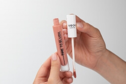 Veoli Botanica Time to Blush + Emulsifying Oil for Removing Makeup and SPF ZESTAW Kremowy róż do policzków z witaminą C i roślinnym kolagenem 10 ml + Emulgujący olejek do zmywania makijażu i SPF 132,7 g