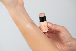 RVB LAB Make Up Glowy Cheek Highliter Kremowy rozświetlacz do twarzy 4,6 g