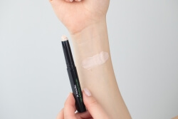 Dr Hauschka Light Reflecting Concealer Korektor rozświetlający 2,5 ml