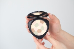 Dr Hauschka Colour Correcting Powder Puder korygujący (kolor 00 Translucent) 8 g
