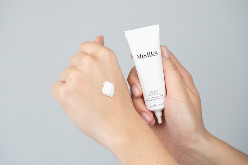 Medik8 Beauty Sleep Duo ZESTAW Peeling z opóźnionym uwalnianiem kwasów AHA do stosowania na noc 30 ml + Wzmocnione serum z kwasem hialuronowym 8 ml