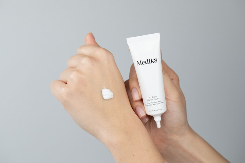 Medik8 Beauty Sleep Duo ZESTAW Peeling z opóźnionym uwalnianiem kwasów AHA do stosowania na noc 30 ml + Wzmocnione serum z kwasem hialuronowym 8 ml