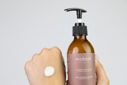 Mokosh Moisturising Body Wash + Moisturising Body Lotion ZESTAW Żel do mycia ciała drzewo sandałowe z bursztynem 500 g + Nawilżający lotion do ciała drzewo sandałowe z bursztynem 200ml