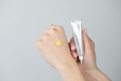 Medik8 Crystal Retinal 3 + Crystal Retinal Ceramide Eye 3 ZESTAW Stabilne serum na noc o średniej mocy z aldehydem retinowym 30 ml + Krem pod oczy z retinalem 15 ml + Kosmetyczka 1 szt