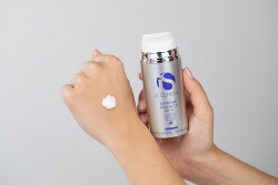 iS Clinical Environmental Protection Collection ZESTAW Żel oczyszczający 60 ml + Serum pod oczy 5 ml + Serum 5 ml + Serum 5 ml + Nawilżający krem z ochroną przeciwsłoneczną SPF 40 1 szt