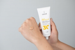 Image Skincare Pure Mineral Tinted Moisturizer SPF 30 Podkład z mineralną ochroną i pielęgnacją 3 w 1 (odcień uniwersalny) 73 g
