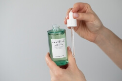 Skin1004 Madagascar Centella Tea-Trica Relief Ampoule Intensywnie regenerujące serum dla cery tłustej i problematycznej 100 ml