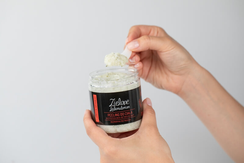 Zielone Laboratorium Peeling do ciała oczyszczająco-detoksykujący Rozmaryn i pietruszka 350 g
