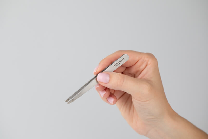 Revitalash Pęseta Tweezer Profesjonalna pęseta do precyzyjnego kształtowania Twoich brwi 1 szt