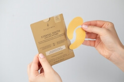 Alqvimia Eternal Youth Gold Eye Patches + EB Nourish Face Mask ZESTAW Złote hydrożelowe płatki pod oczy 1 para + Maska z włókien bawełnianych i owocowych, odżywcza 1 szt.