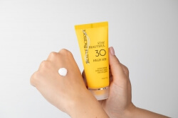 Beaute Pacifique Stay Beautiful SPF 30 Przeciwstarzeniowy krem przeciwsłoneczny do twarzy i dekoltu 50 ml