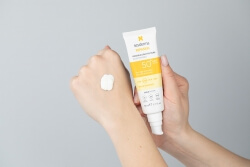 Sesderma Pielęgnacja Odżywczo - Nawilżająca ZESTAW Serum liposomowe 30 ml + Nawilżający krem do twarzy 50 ml + Emulsja SPF 50+, 50 ml + Kartonik