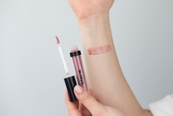 Clare Glossy Lip Barrier Ochronny błyszczyk do ust (kolor Roseland 05) 6 ml