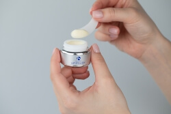 iS Clinical Duo Lip ZESTAW Eliksir do ust o działaniu nawilżającym i wygładzającym 3,5 g + Witaminowy peeling do ust 15 g