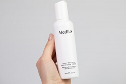 Medik8 Crystal Retinal 3 + Daily Refresh Balancing Toner ZESTAW Stabilne serum na noc o średniej mocy z aldehydem retinowym 30 ml + Nawadniający tonik bez zawartości alkoholu 150 ml + Kosmetyczka 1 szt