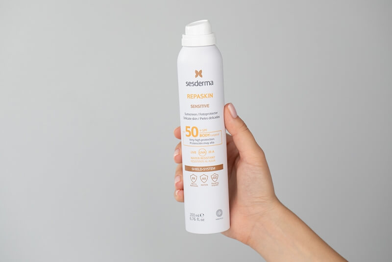 Sesderma Samay Cream + Samay Serum + Repaskin Aerosol Sensitive SPF 50+ ZESTAW Krem przeciwstarzeniowy 50 ml + Serum przeciwstarzeniowe 30 ml Kartonik + Wodoodporny spray z ochroną przeciwsłoneczną przed UVA,