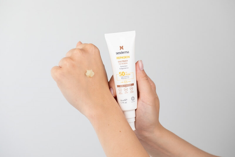 Sesderma Repaskin Silk Touch SPF 50 + Resveraderm Youth Gel Cream ZESTAW Krem liposomowy SPF 50 50 ml + Krem-żel przeciwstarzeniowy 50 ml, Kartonik