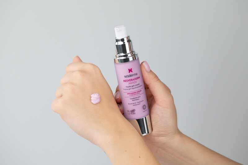 Sesderma Repaskin Silk Touch SPF 50 + Resveraderm Youth Gel Cream ZESTAW Krem liposomowy SPF 50 50 ml + Krem-żel przeciwstarzeniowy 50 ml, Kartonik